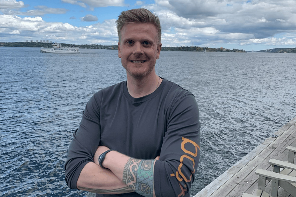 Medarbetaren Chrisfotter ler mot kameran