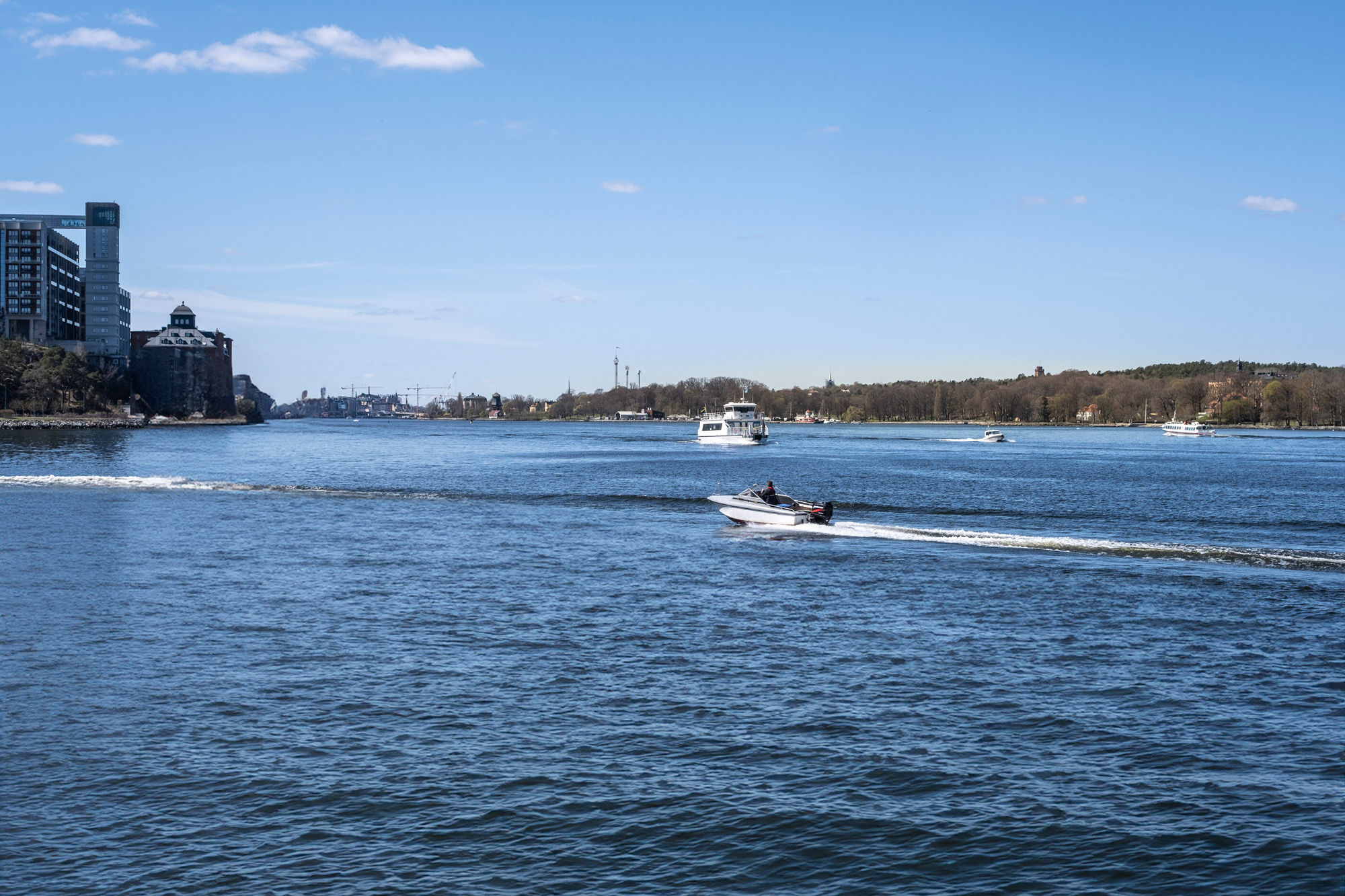 Båtar på havet utanför Nacka strand